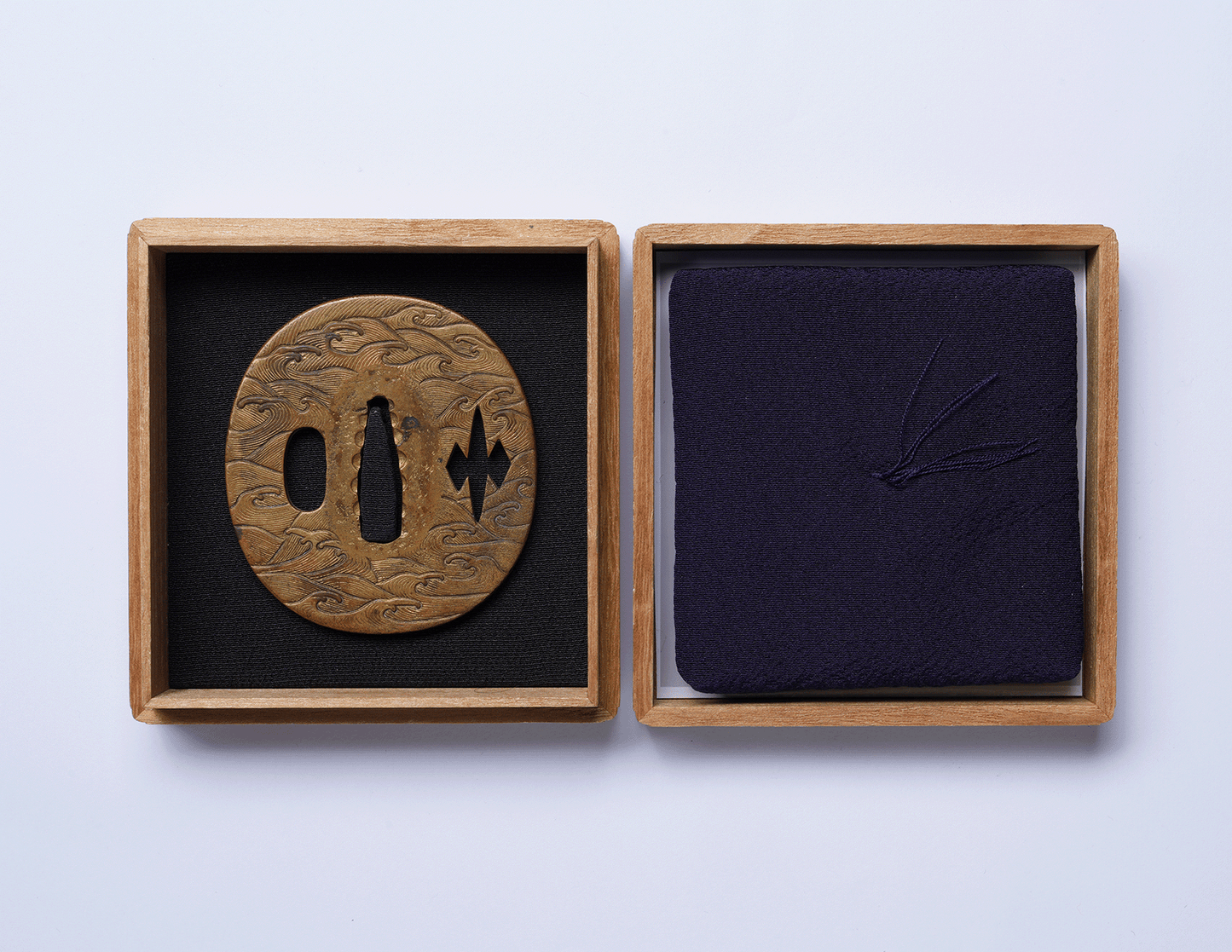 - Tsuba - Ko-Kinko Sentoku Nami Tsuba — Box & Cushion