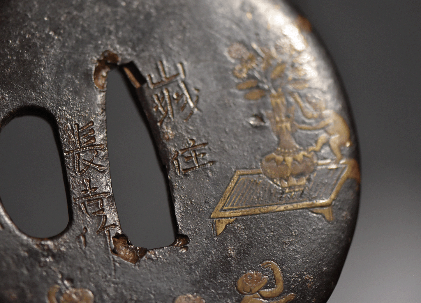 - Tsuba - Yamashiro no Kuni‐jū Nagayoshi saku” (山城国住長吉作).
