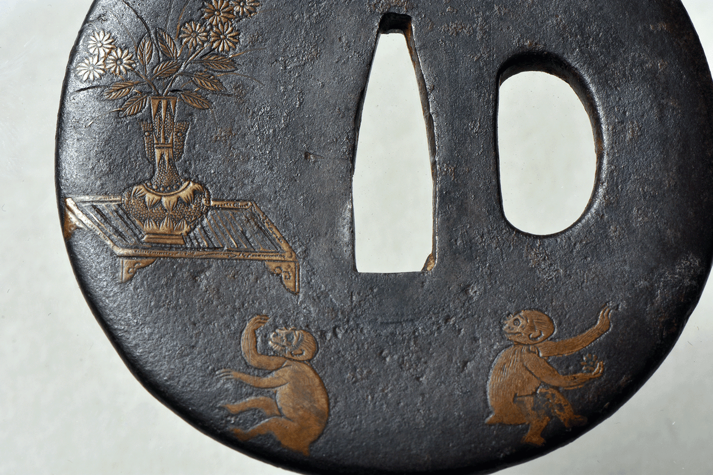 - Tsuba - Yamashiro no Kuni‐jū Nagayoshi saku” (山城国住長吉作).