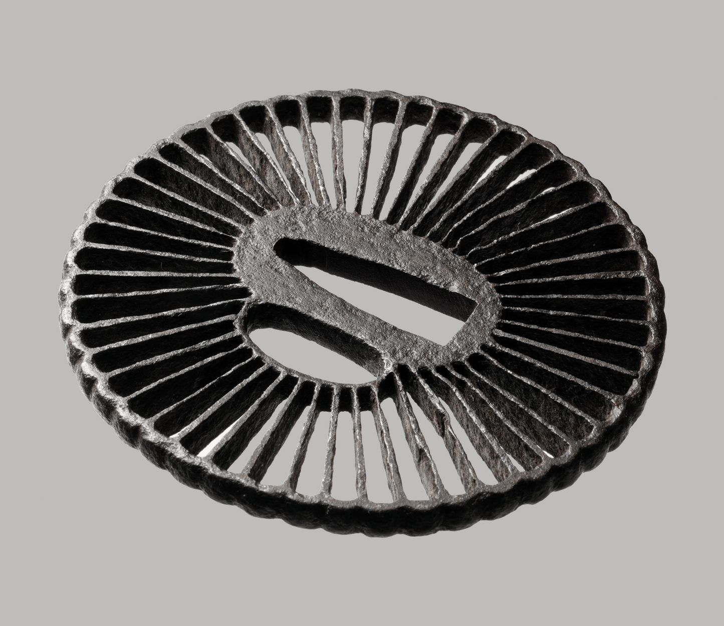 - Tsuba – Große Eisensukashi-Tsuba der Saotome-Schule – „Kiku“-förmige, strahlende Streben