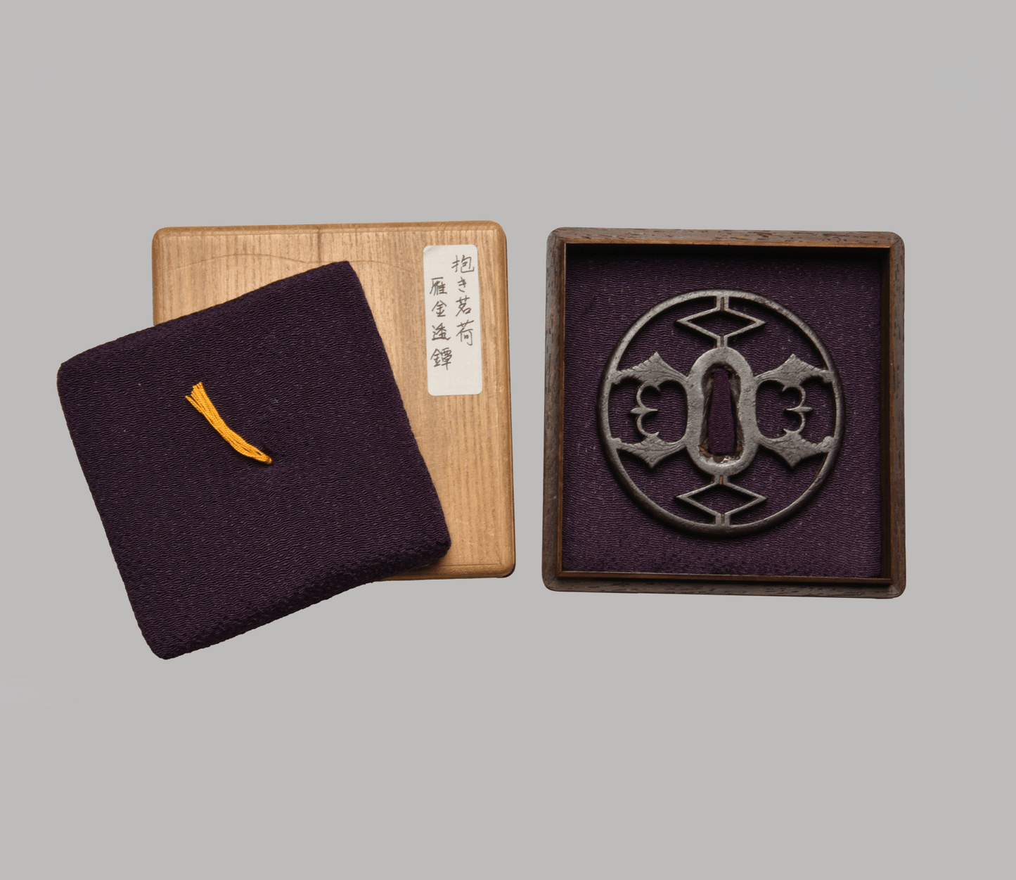 - Tsuba – Akasaka School, with Owari and Ko-Shoami influence