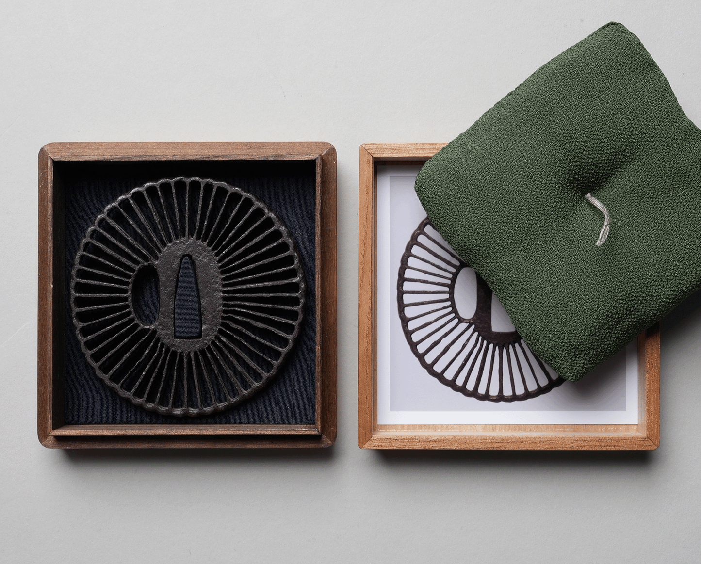 - Tsuba – Große Eisensukashi-Tsuba der Saotome-Schule – „Kiku“-förmige, strahlende Streben