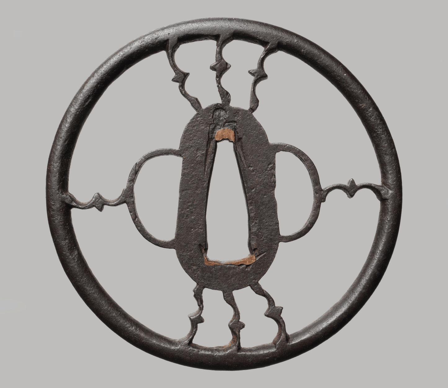 - Tsuba – Große Ko-Shoami Eisen-Sukashi Tsuba – Symmetrisches Stab- und Medaillon-Design