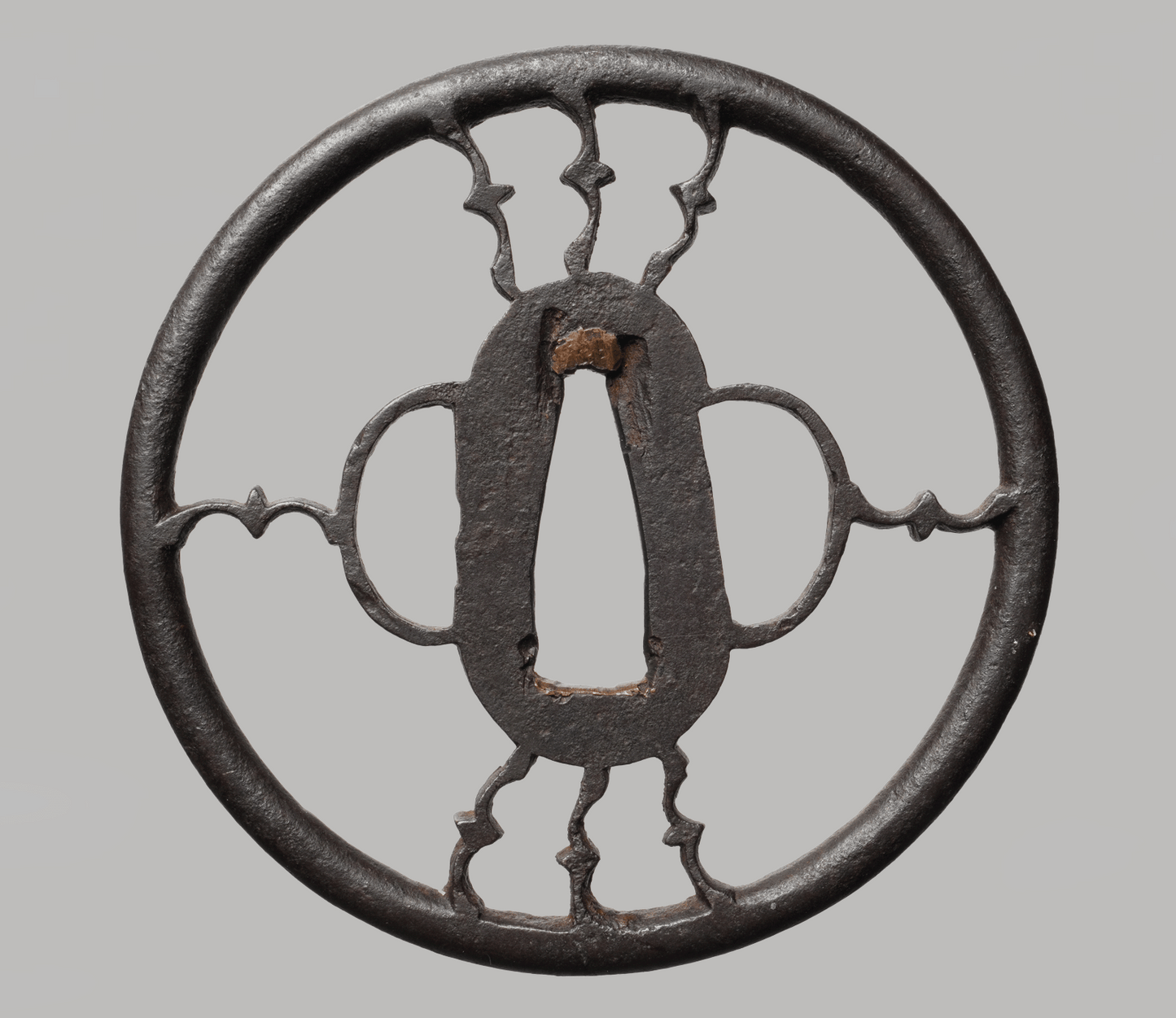 - Tsuba – Große Ko-Shoami Eisen-Sukashi Tsuba – Symmetrisches Stab- und Medaillon-Design