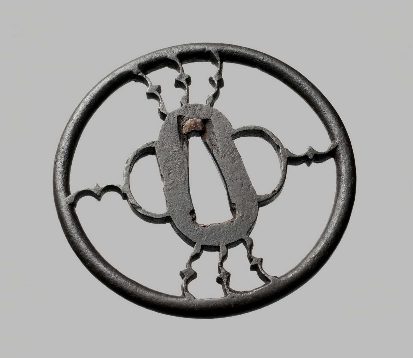 - Tsuba – Große Ko-Shoami Eisen-Sukashi Tsuba – Symmetrisches Stab- und Medaillon-Design