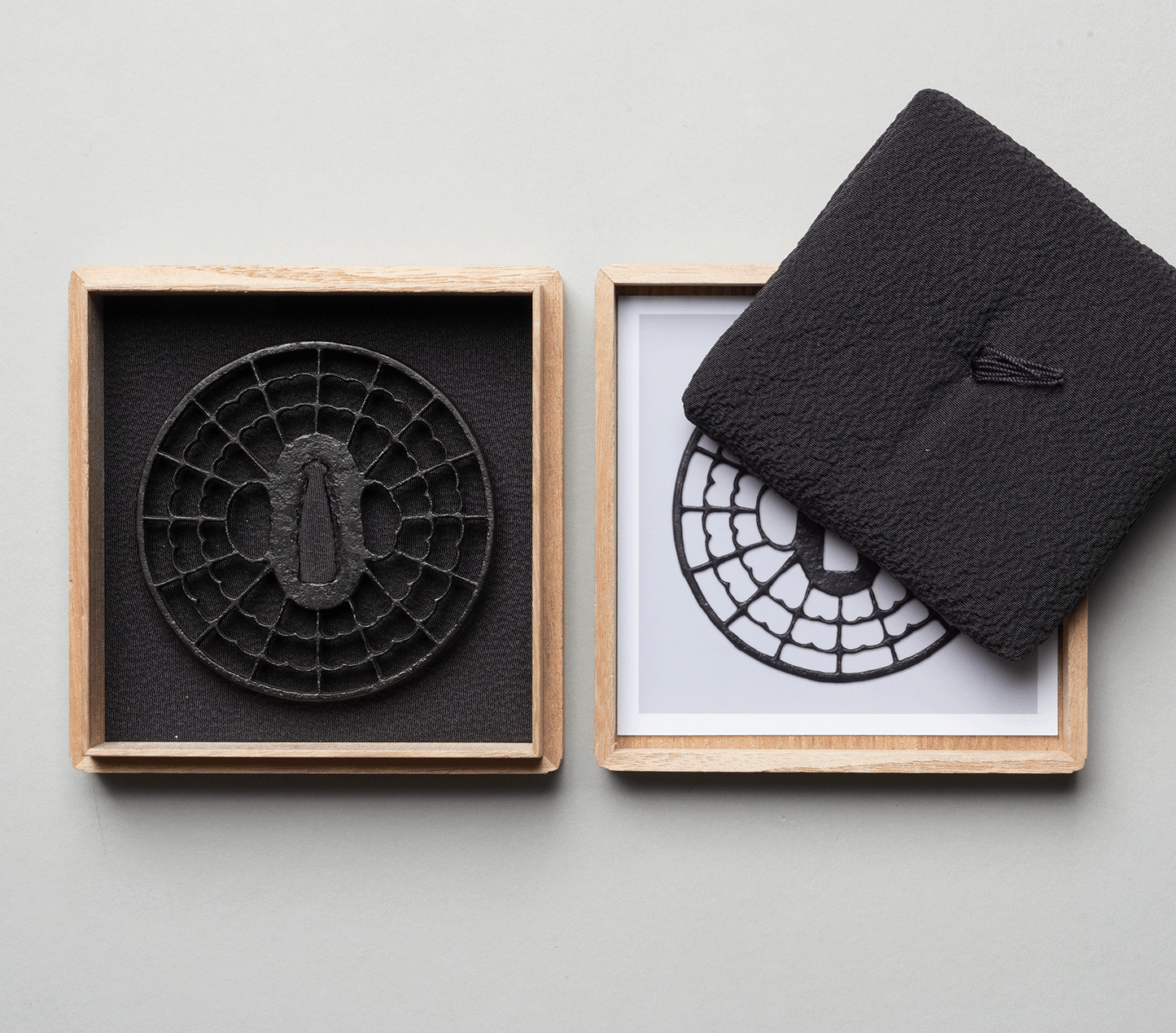 - Tsuba – Feine Kyō-sukashi Eisen-Tsuba – Geschichtetes „Kikkō / Spinnennetz“-Durchbruchdekor (Edo-Zeit)