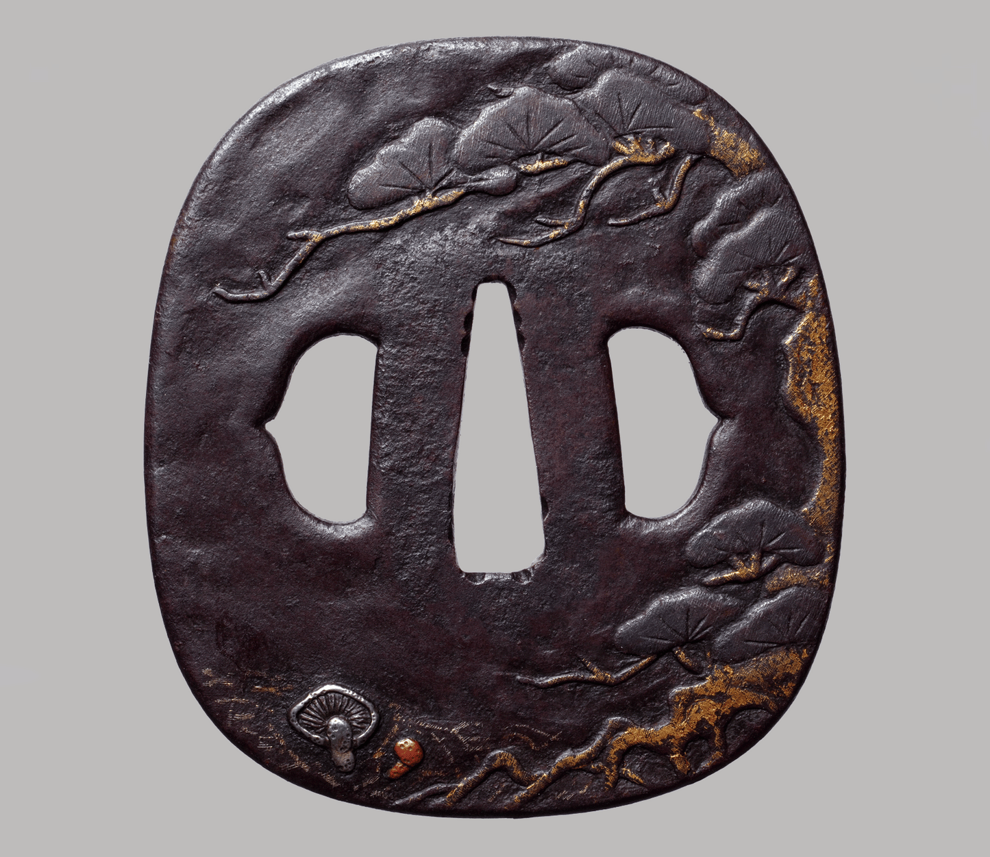 - Tsuba – Eiserne Tsuba der Higo Jingo Schule – Matsutake unter Kiefer