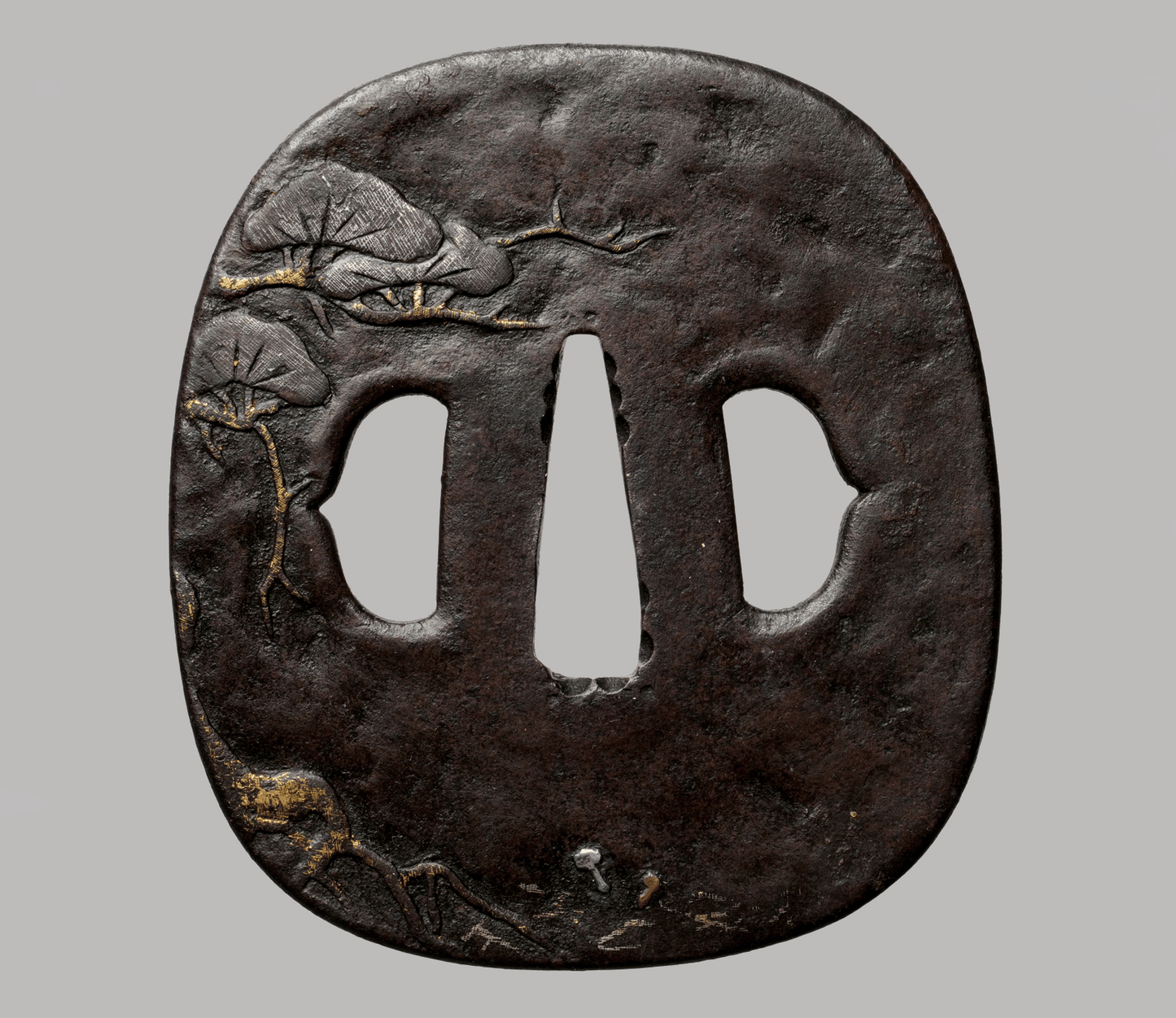 - Tsuba – Eiserne Tsuba der Higo Jingo Schule – Matsutake unter Kiefer