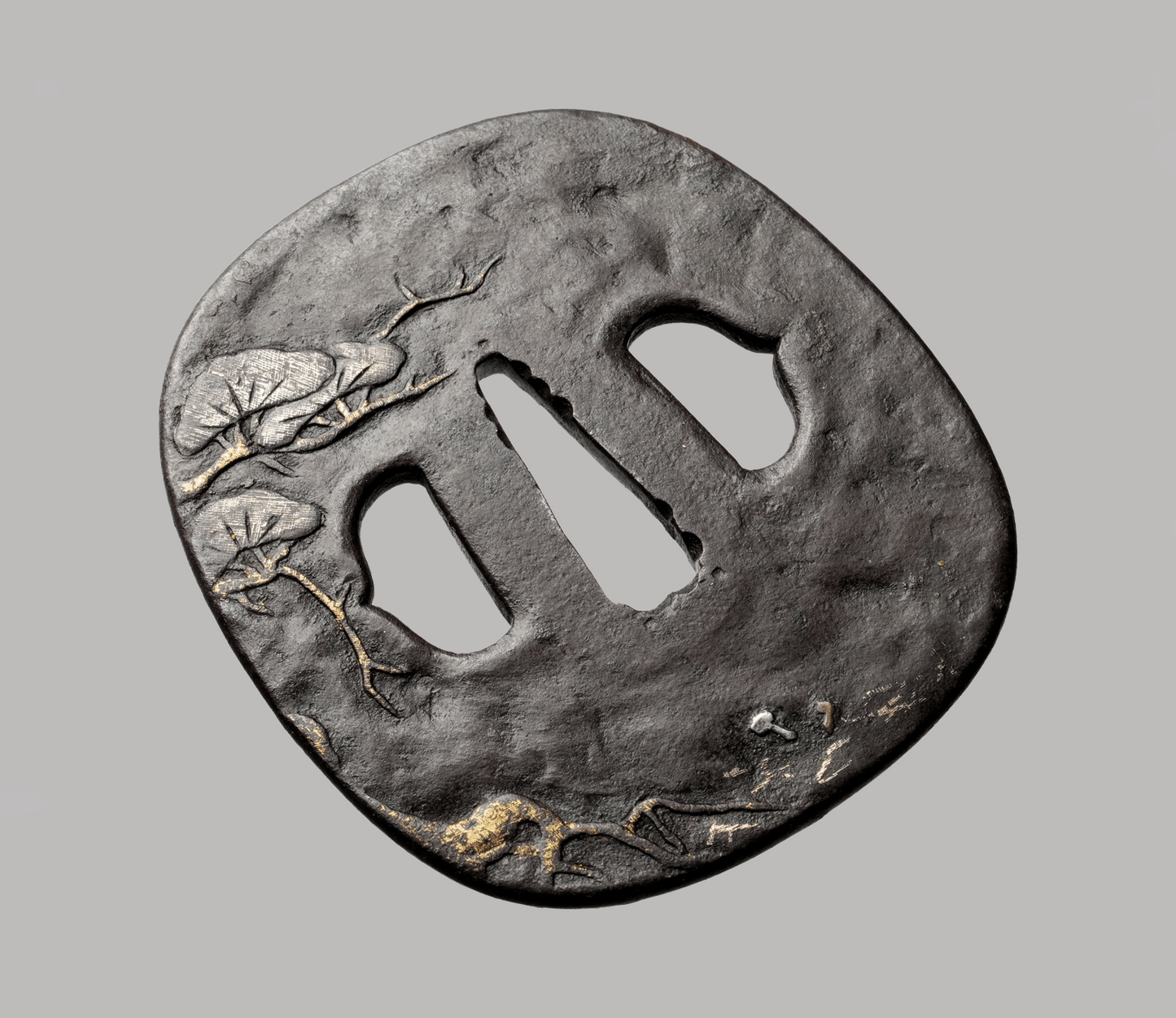- Tsuba – Eiserne Tsuba der Higo Jingo Schule – Matsutake unter Kiefer