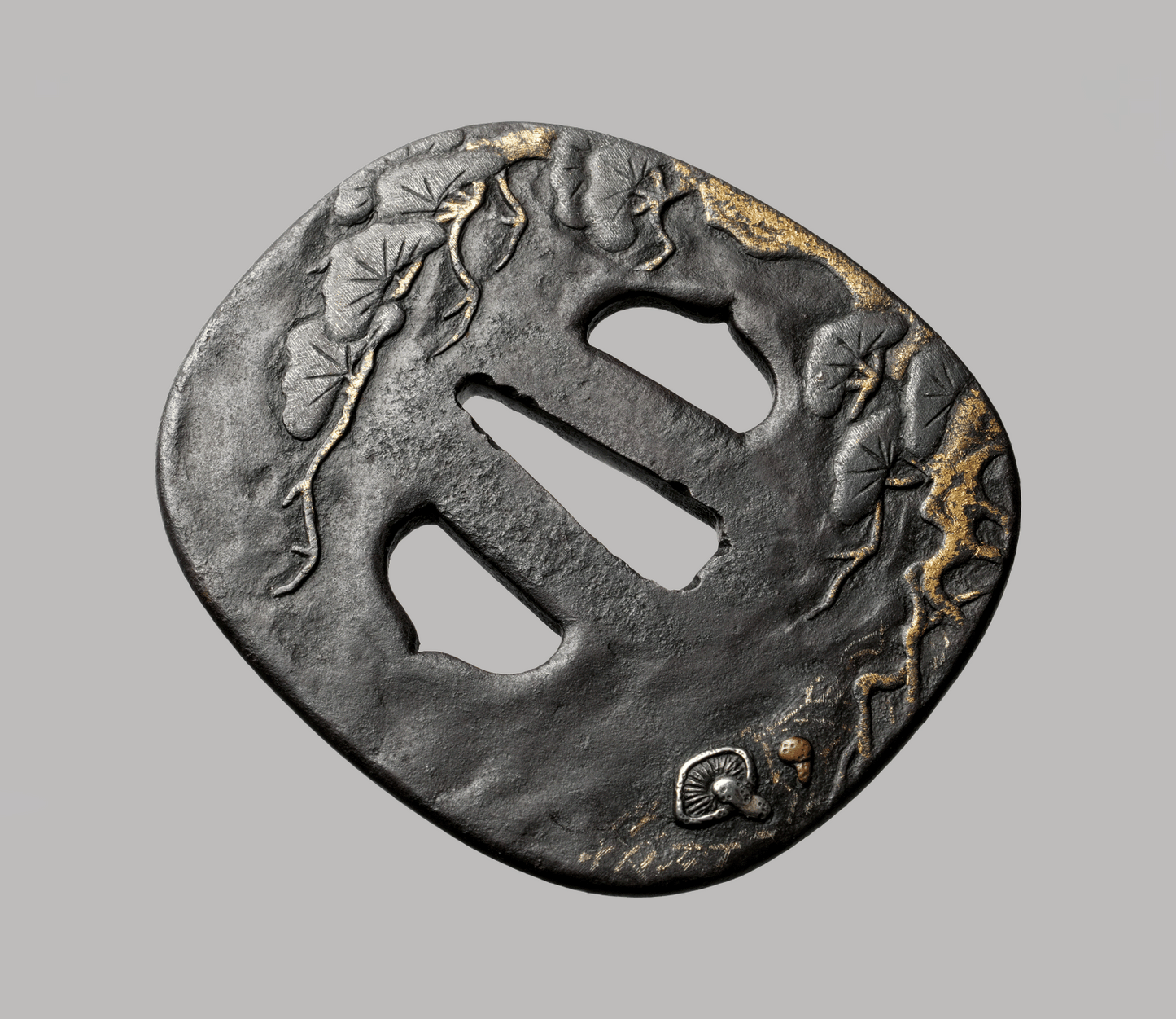- Tsuba – Eiserne Tsuba der Higo Jingo Schule – Matsutake unter Kiefer