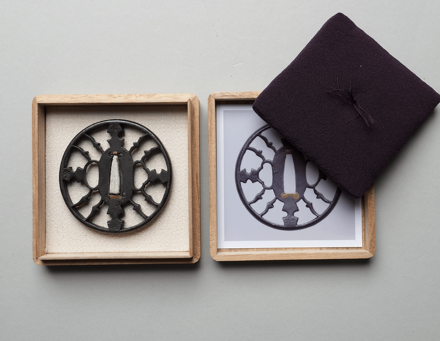 - Tsuba – Owari Eisen Sukashi Tsuba – Symmetrisches Wappen-ähnliches durchbrochenes Dekor