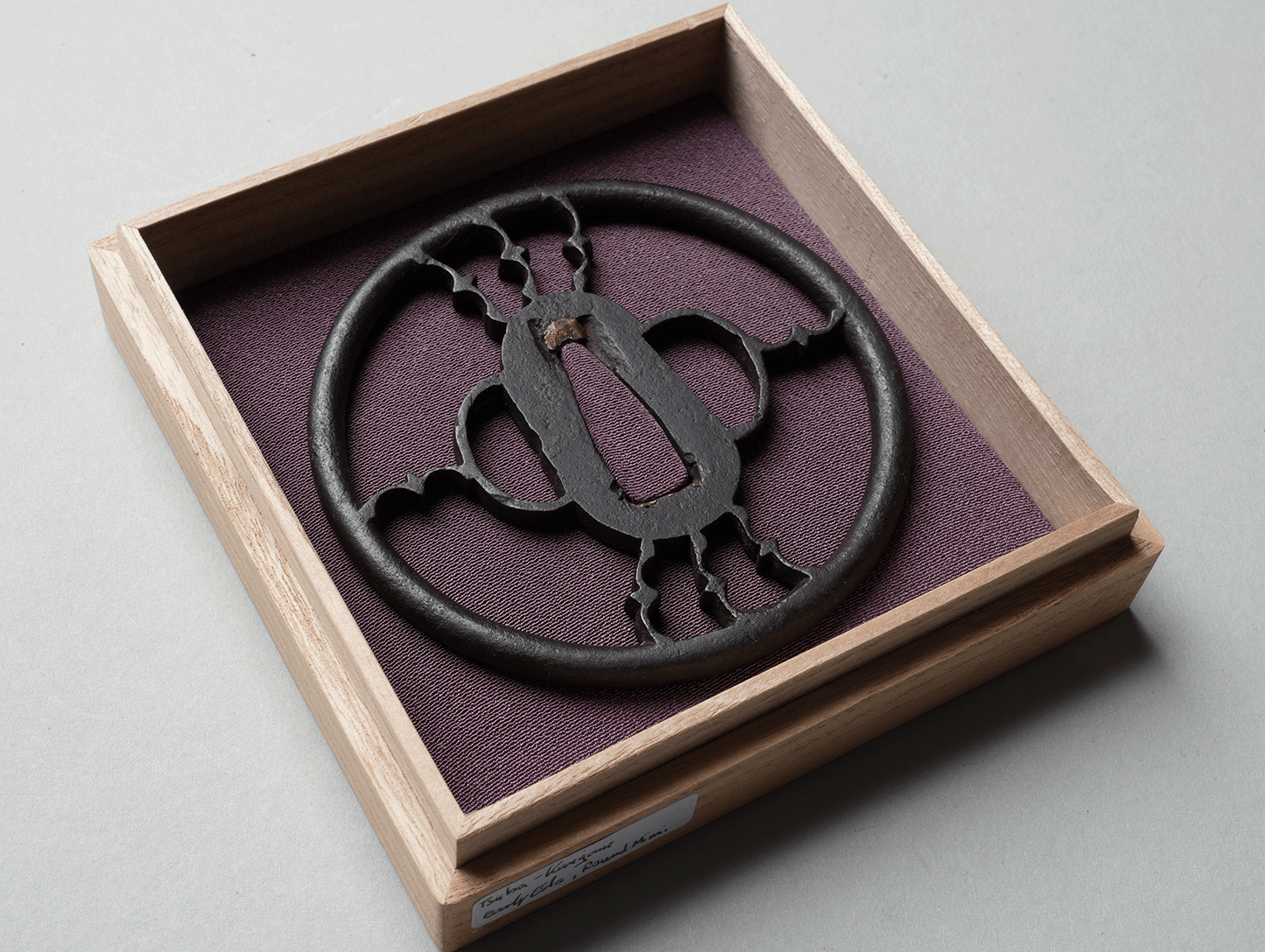 - Tsuba – Große Ko-Shoami Eisen-Sukashi Tsuba – Symmetrisches Stab- und Medaillon-Design