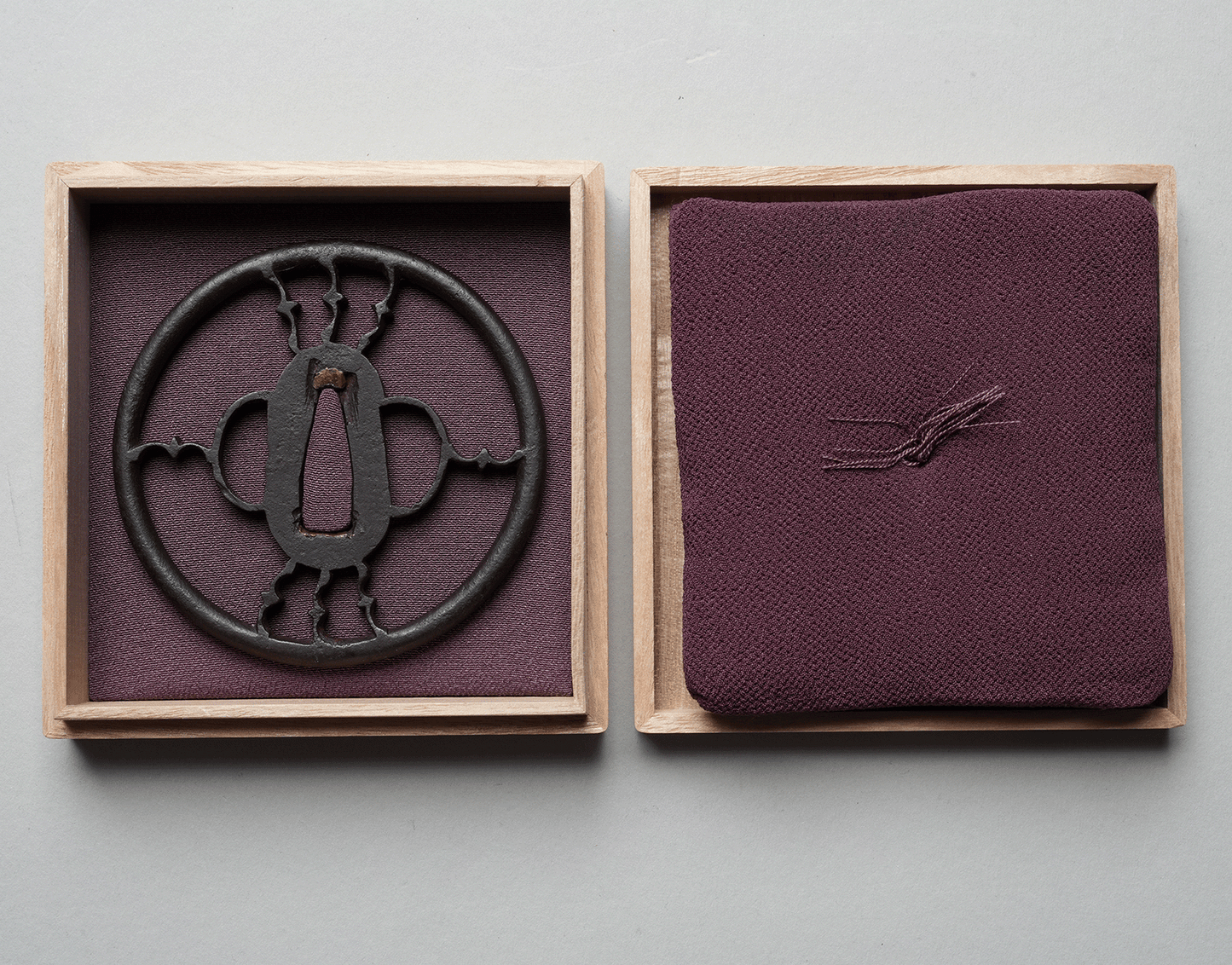 - Tsuba – Große Ko-Shoami Eisen-Sukashi Tsuba – Symmetrisches Stab- und Medaillon-Design