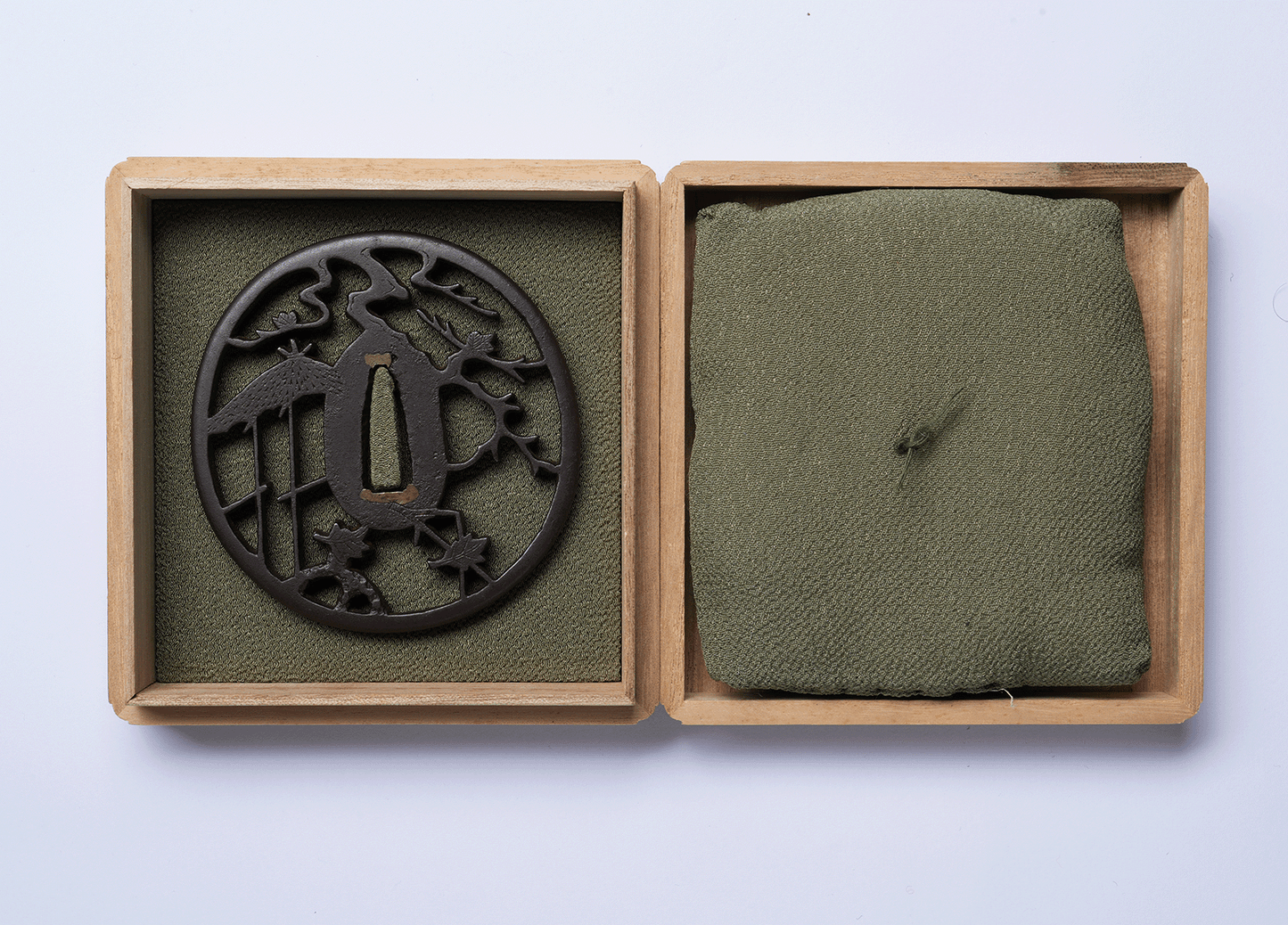 - Tsuba - Nishigaki Shiguretei — NTHK + Box+ cushion
