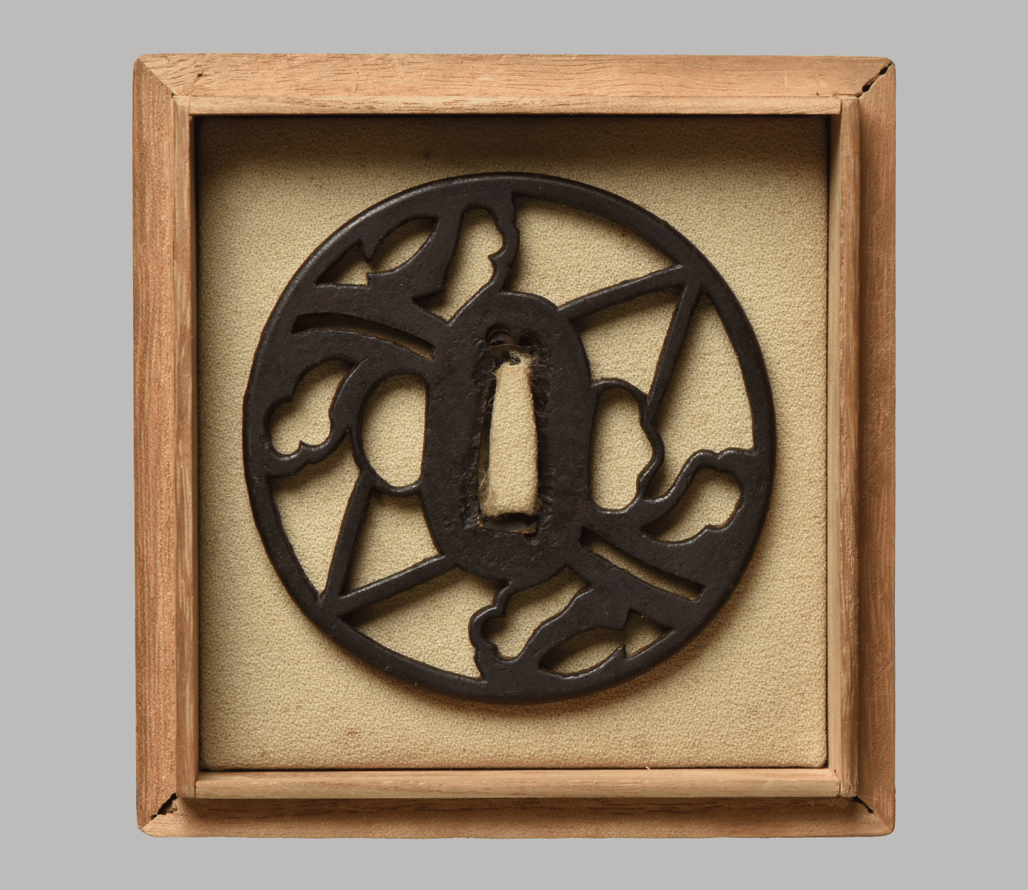 - Tsuba - Edo Owari - Kariane waves, geometric pattern