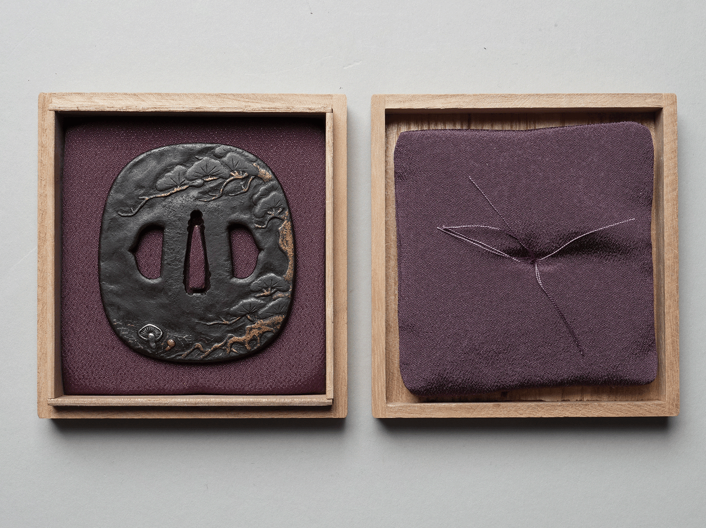 - Tsuba – Eiserne Tsuba der Higo Jingo Schule – Matsutake unter Kiefer