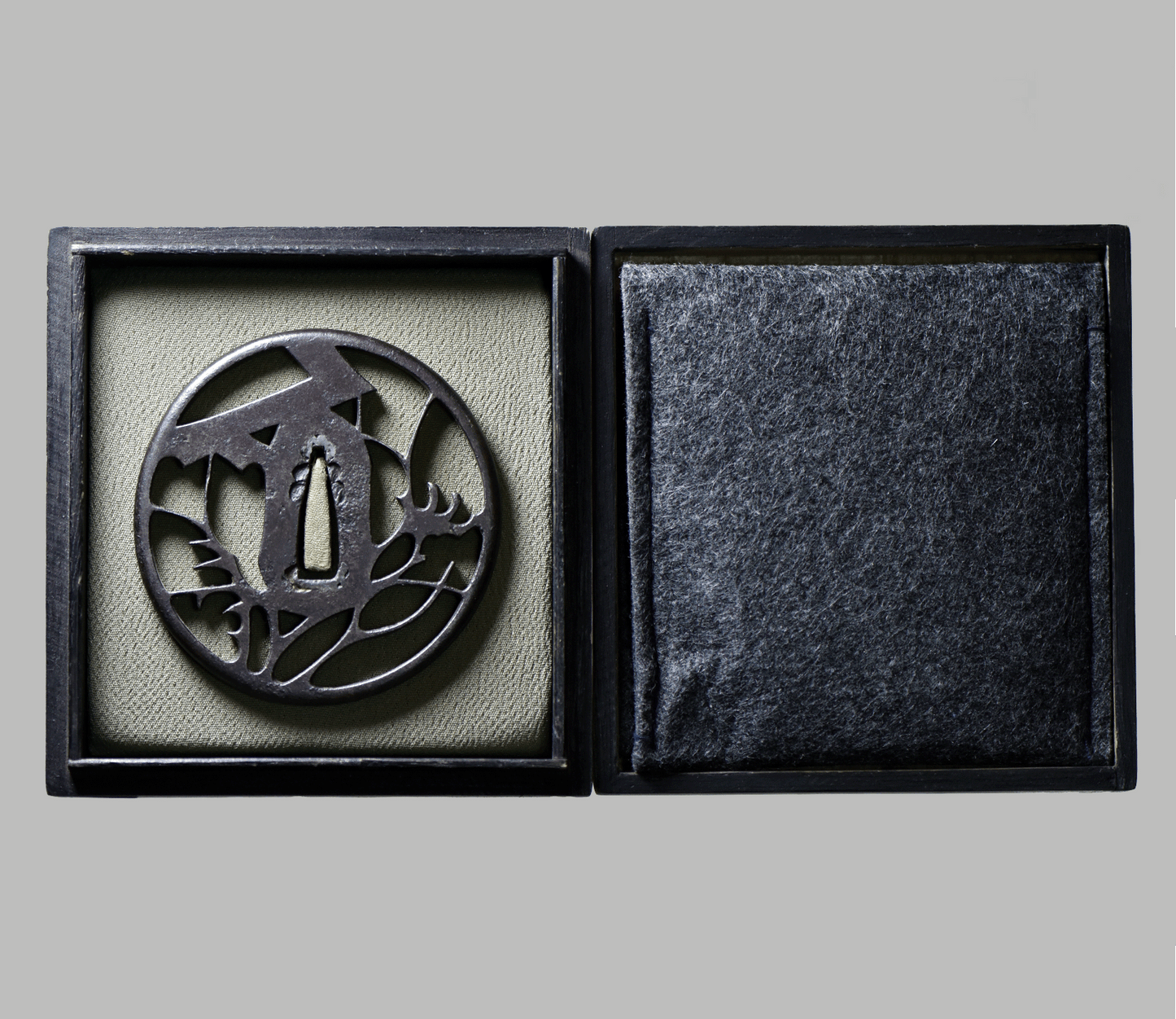 - Tsuba - Ko-Akasaka - Yatsuhashi, Musashino, Chrysanthenum