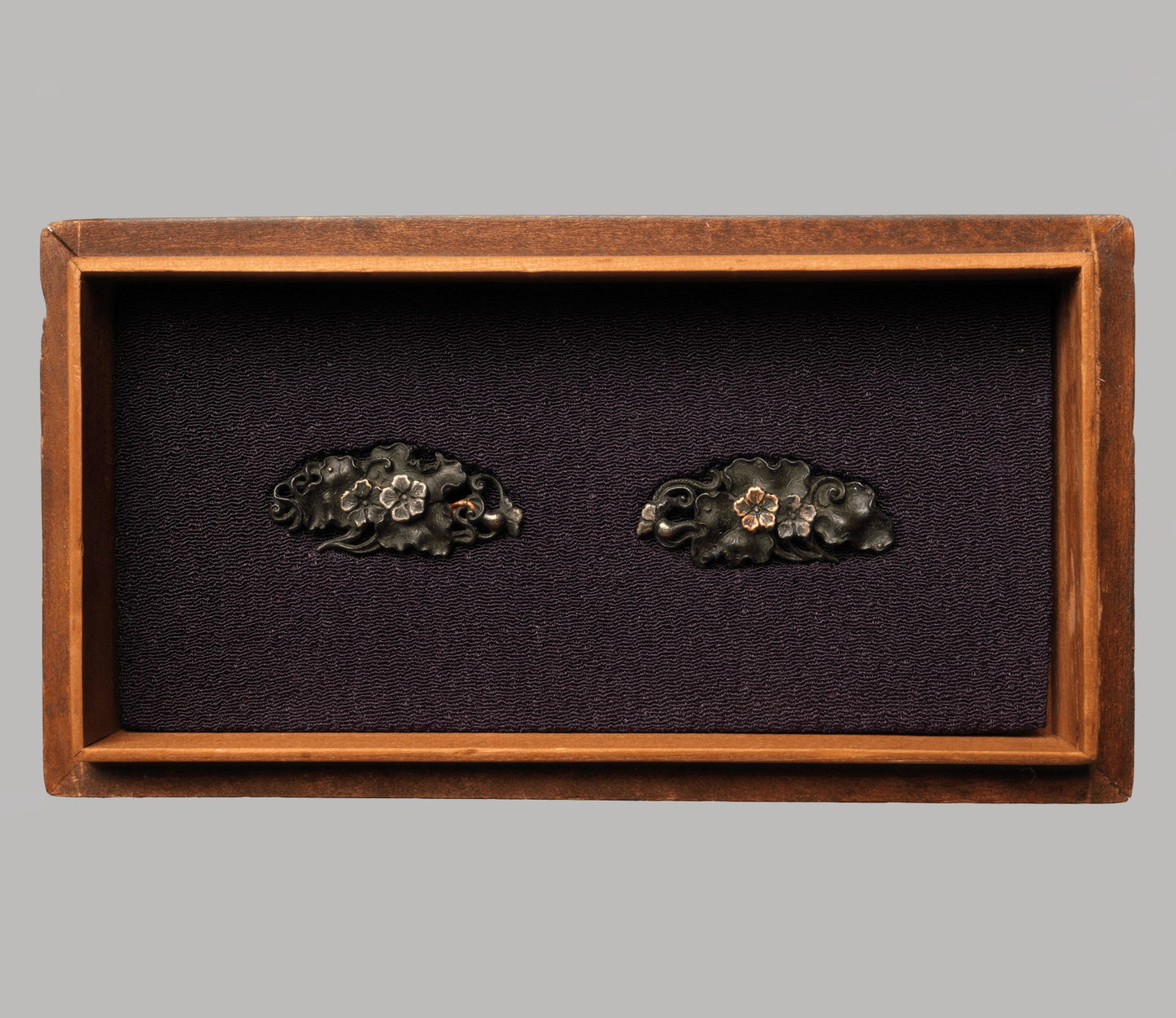 Menuki - Ko-Mino Aoi Mon, leaves and flowers