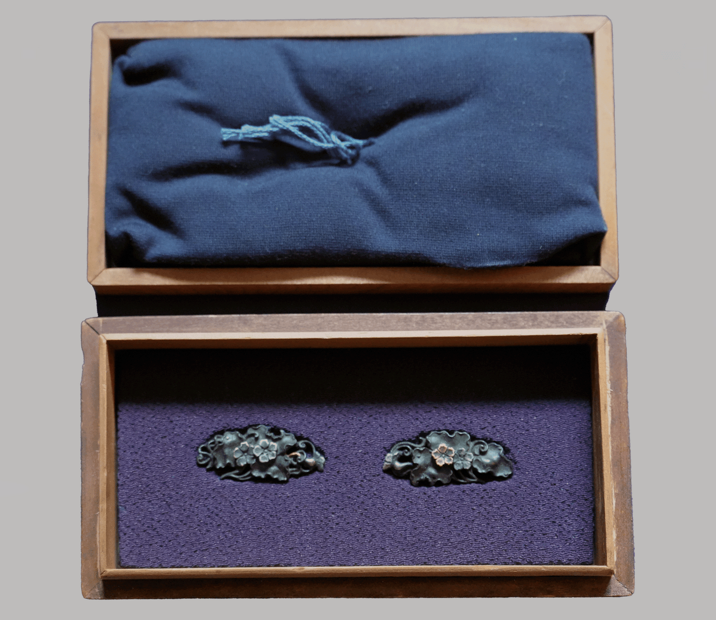 Menuki - Ko-Mino Aoi Mon, leaves and flowers