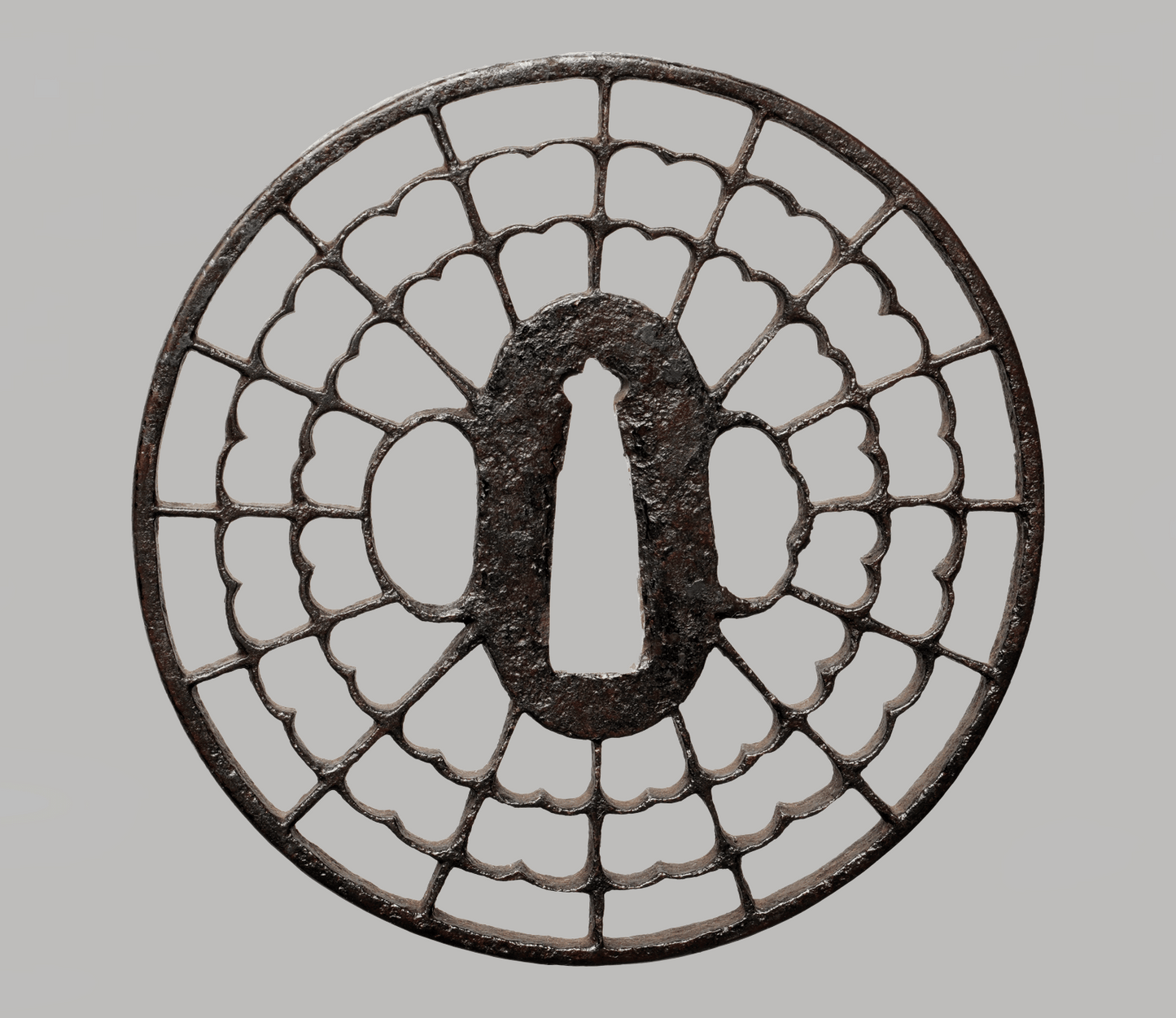 - Tsuba – Feine Kyō-sukashi Eisen-Tsuba – Geschichtetes „Kikkō / Spinnennetz“-Durchbruchdekor (Edo-Zeit)