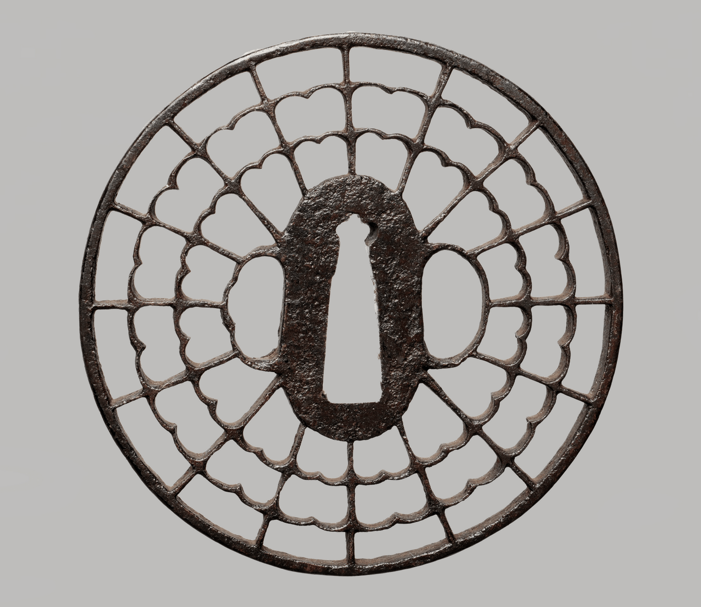 - Tsuba – Feine Kyō-sukashi Eisen-Tsuba – Geschichtetes „Kikkō / Spinnennetz“-Durchbruchdekor (Edo-Zeit)