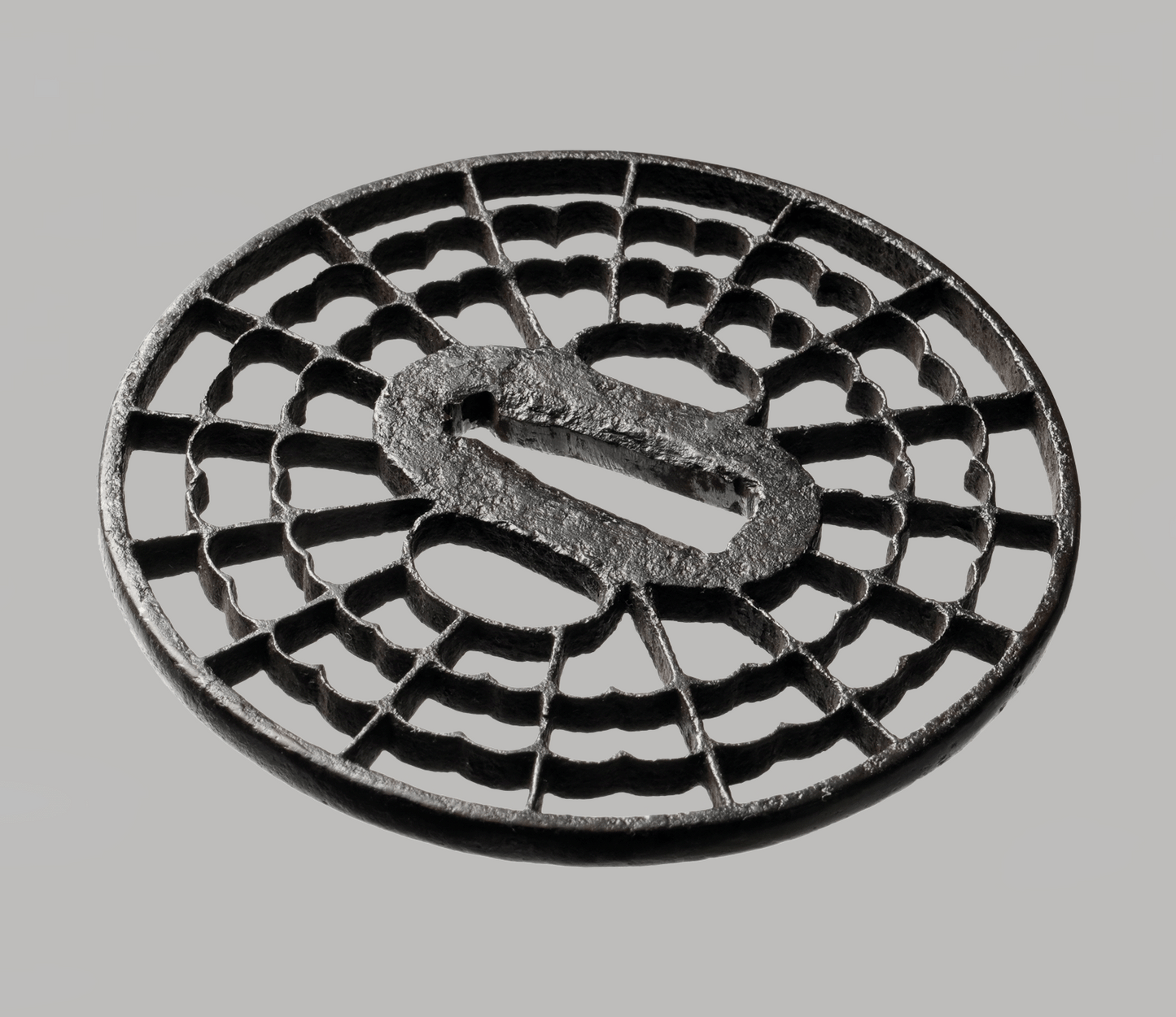 - Tsuba – Feine Kyō-sukashi Eisen-Tsuba – Geschichtetes „Kikkō / Spinnennetz“-Durchbruchdekor (Edo-Zeit)