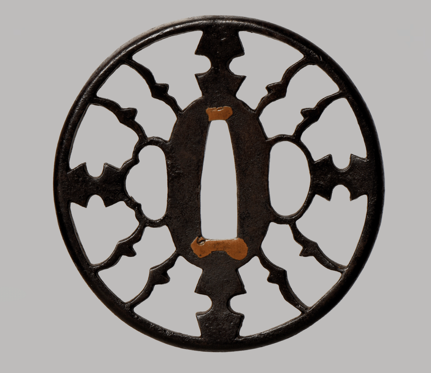 - Tsuba – Owari Eisen Sukashi Tsuba – Symmetrisches Wappen-ähnliches durchbrochenes Dekor
