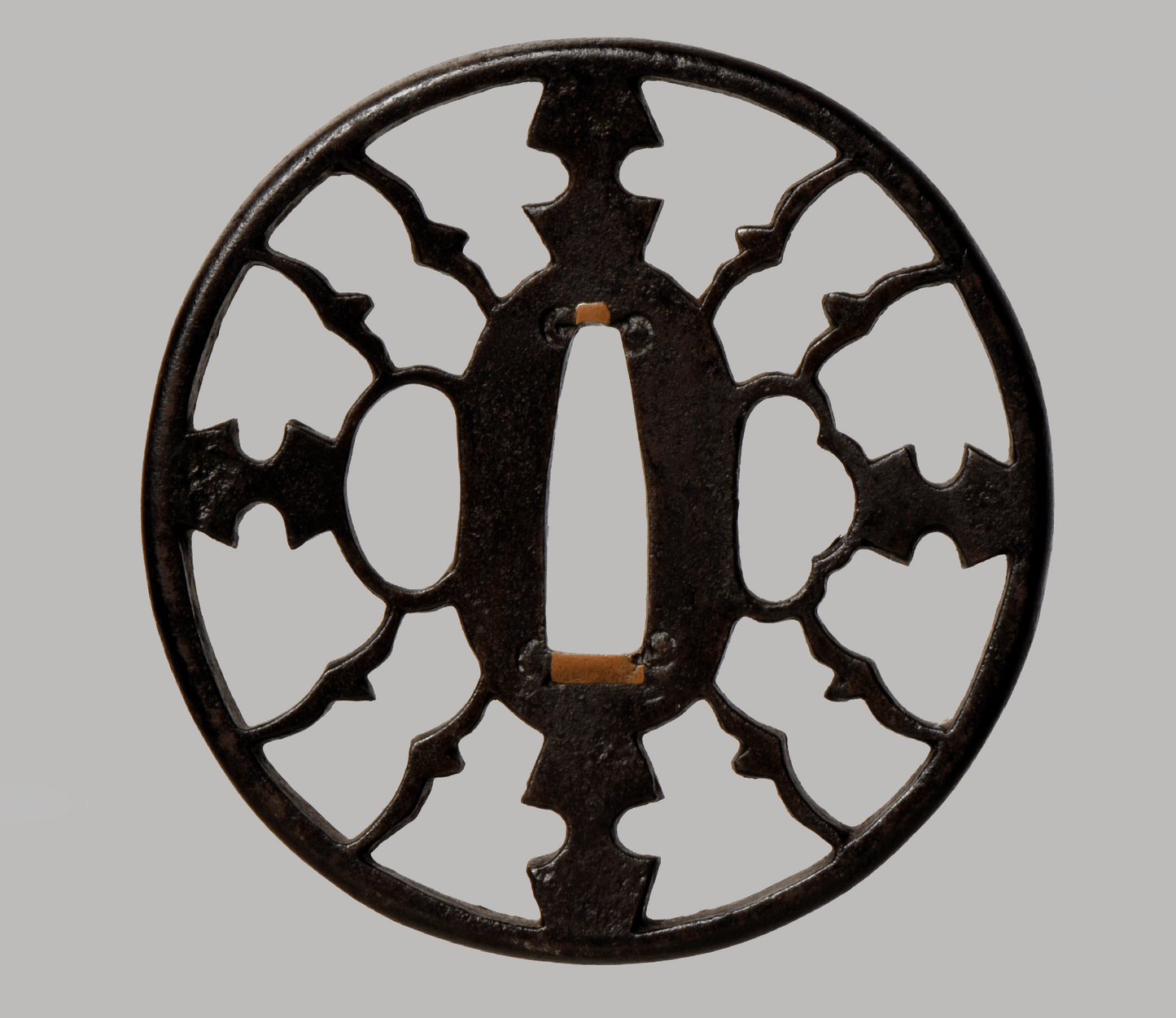 - Tsuba – Owari Eisen Sukashi Tsuba – Symmetrisches Wappen-ähnliches durchbrochenes Dekor