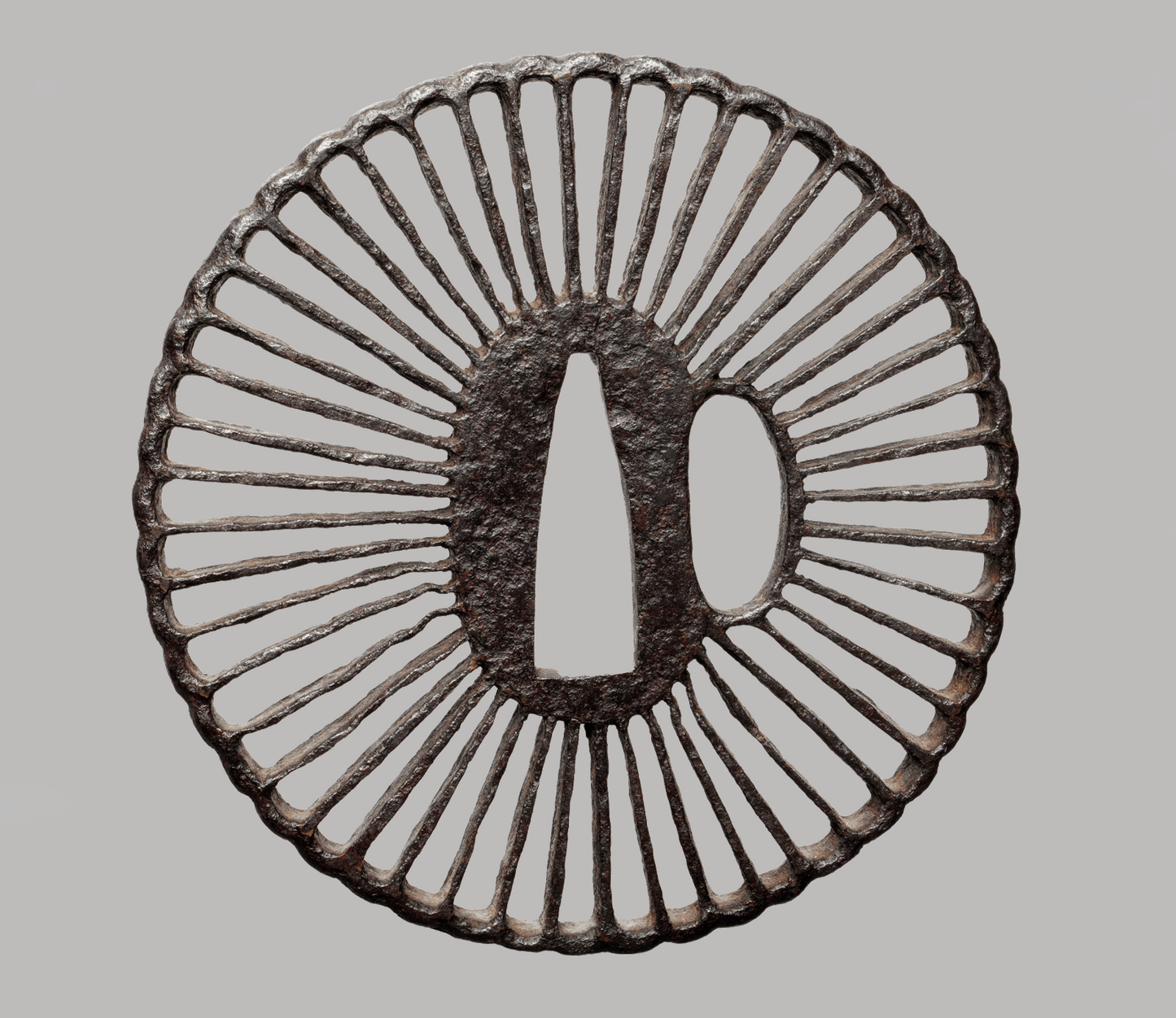 - Tsuba – Große Eisensukashi-Tsuba der Saotome-Schule – „Kiku“-förmige, strahlende Streben