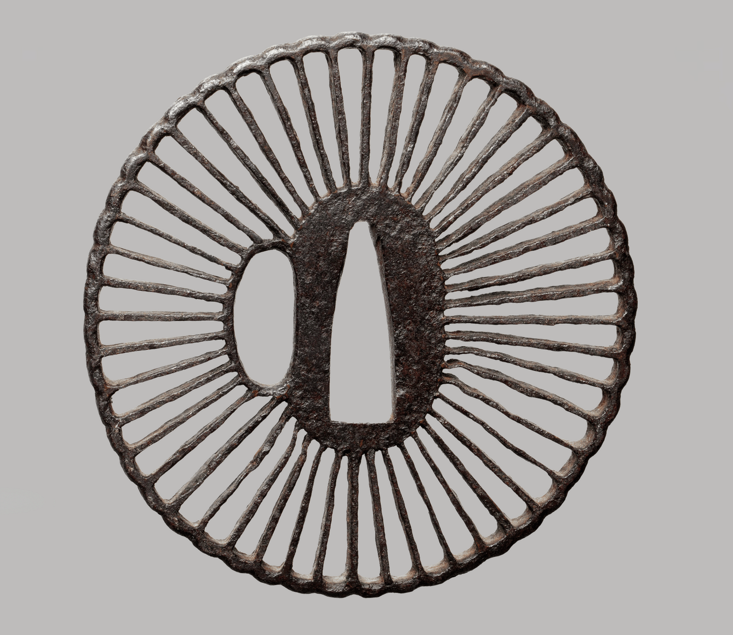 - Tsuba – Große Eisensukashi-Tsuba der Saotome-Schule – „Kiku“-förmige, strahlende Streben